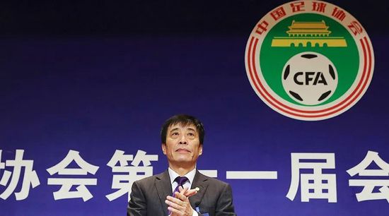 女生打扑克